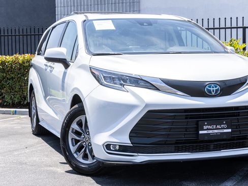 Used 2022 Toyota Sienna XLE w/ XLE Plus Package FWD image 16