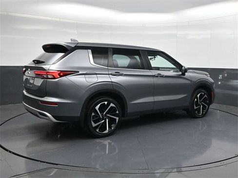 Used 2023 Mitsubishi Outlander SE image 4