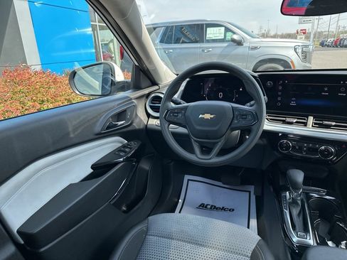 Used 2025 Chevrolet Trax LT FWD image 15