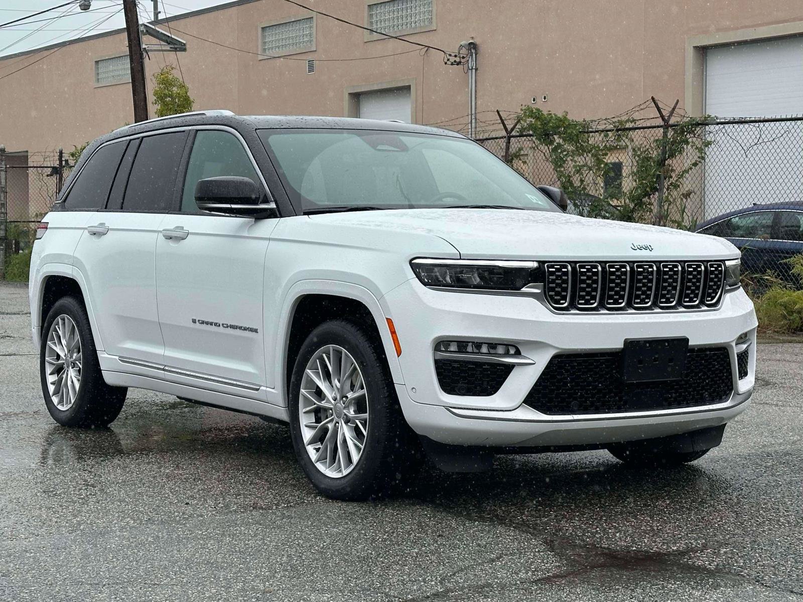 Used 2023 Jeep Grand Cherokee Summit AWD/4WD image 6