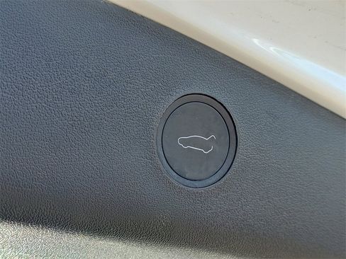 Used 2023 Tesla Model 3 Standard Range image 8