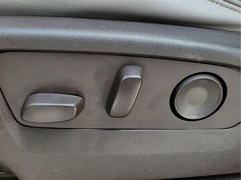 Used 2021 GMC Yukon SLT w/ SLT Premium Package image 15