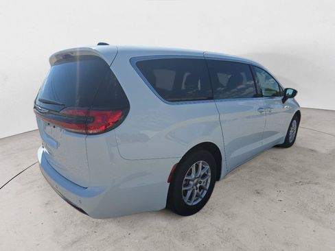 Used 2025 Chrysler Pacifica Select FWD image 5