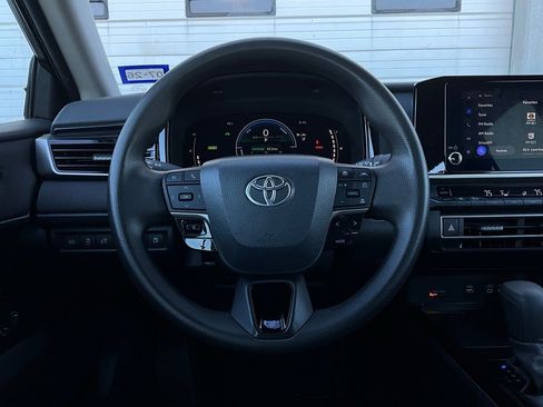 Used 2025 Toyota Camry LE image 31