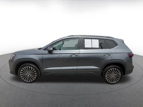 Used 2025 Volkswagen Taos SE FWD image 9