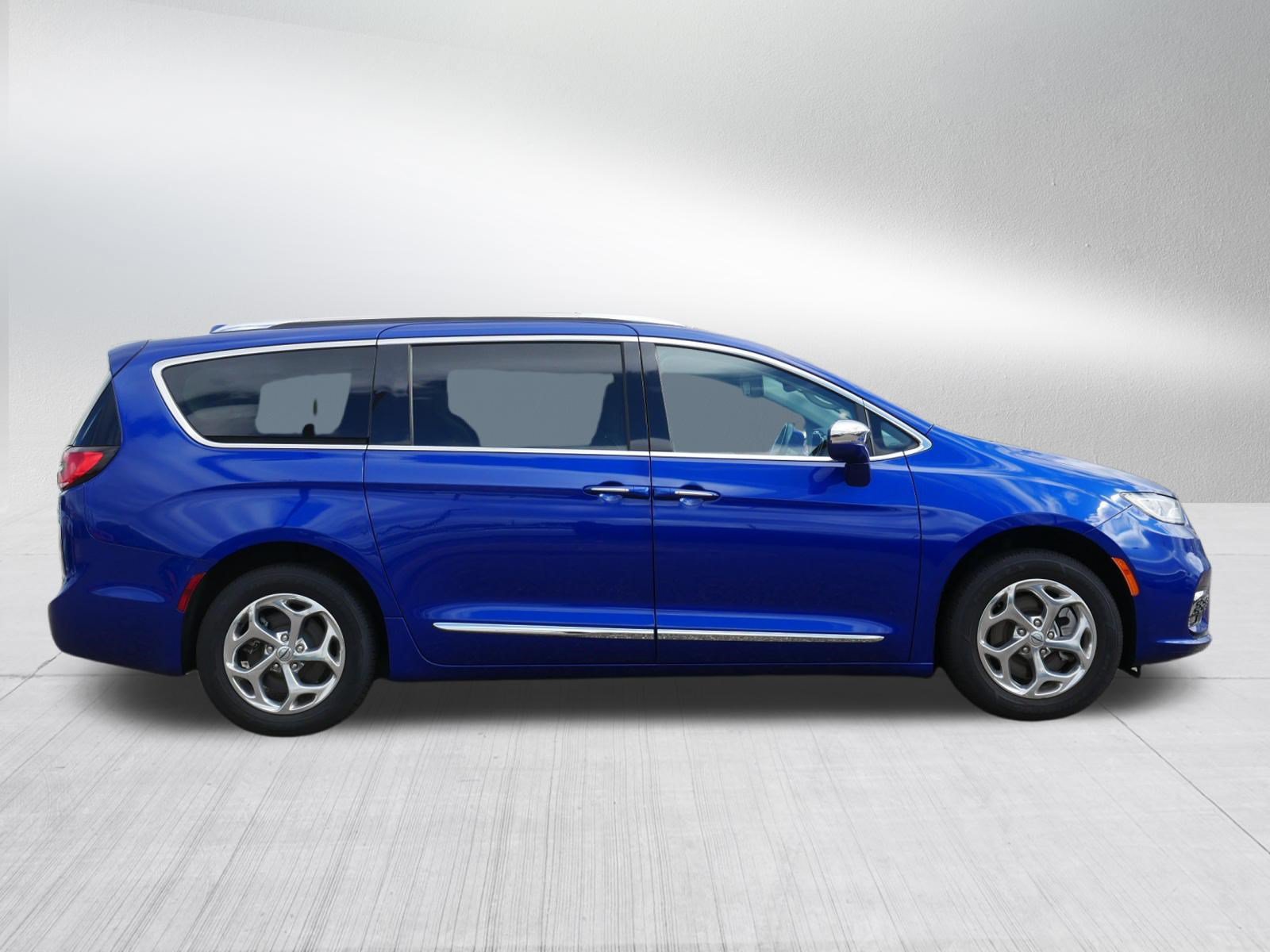 Used 2021 Chrysler Pacifica Limited AWD/4WD image 8