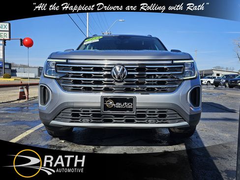 Used 2025 Volkswagen Atlas SE image 3