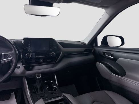 Certified 2021 Toyota Highlander XLE AWD/4WD image 17