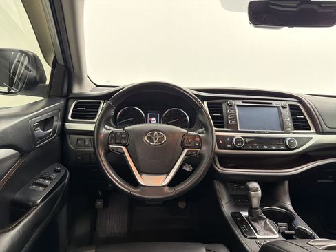 Used 2019 Toyota Highlander XLE FWD image 27