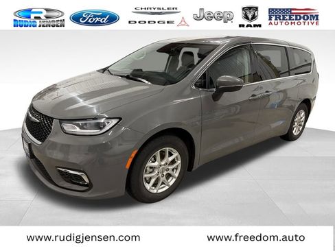 Used 2023 Chrysler Pacifica Touring-L image 11