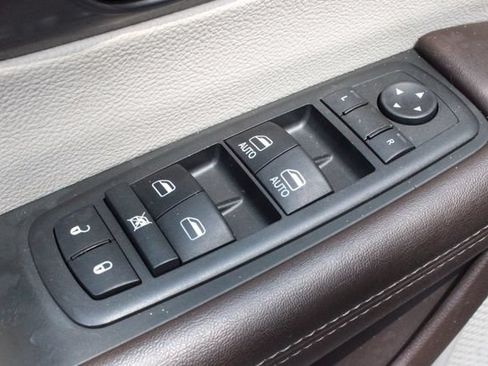 Used 2018 Chrysler Pacifica Touring-L FWD image 19