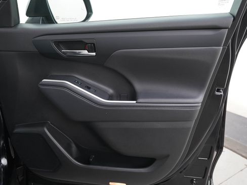 Used 2022 Toyota Highlander XLE AWD/4WD image 12