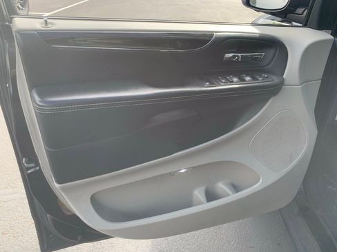 Used 2017 Dodge Grand Caravan SXT image 8