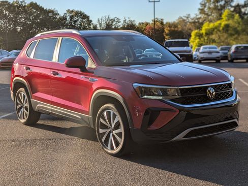 Used 2024 Volkswagen Taos SE w/ Panoramic Sunroof Package image 11