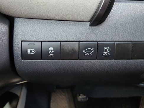 Used 2020 Toyota Camry L image 13