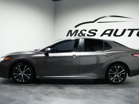 Used 2018 Toyota Camry SE image 3