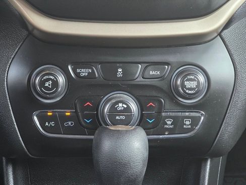 Used 2015 Jeep Cherokee Latitude w/ Comfort/Convenience Group image 13