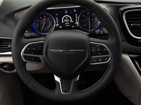 Used 2023 Chrysler Pacifica Touring-L image 12