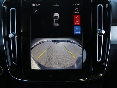 Used 2024 Volvo XC40 B5 Core image 22