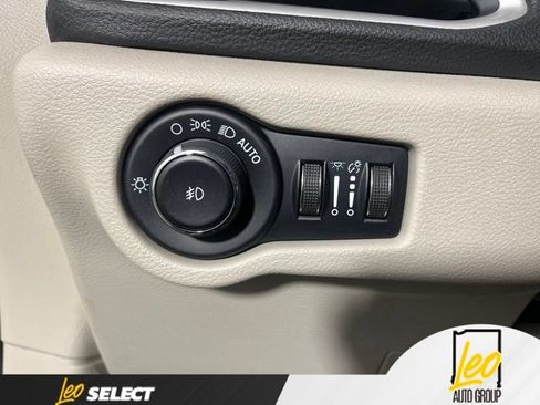 Used 2023 Chrysler Pacifica Touring-L AWD/4WD image 24