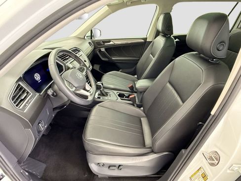Used 2023 Volkswagen Tiguan SE w/ Panoramic Sunroof Package FWD image 17