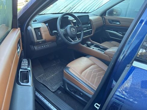 Used 2024 Nissan Pathfinder Platinum image 8