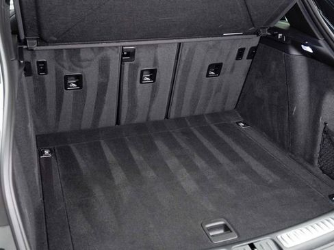 Certified 2025 Porsche Macan AWD/4WD image 11