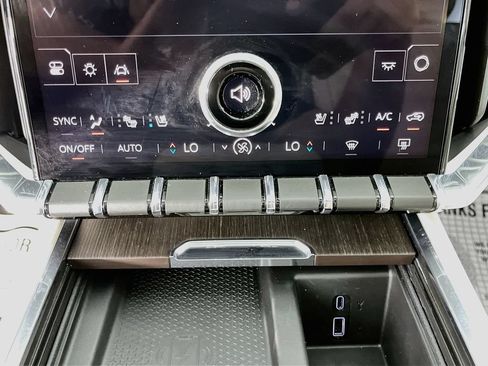 Used 2025 GMC Acadia Denali w/ Super Cruise Package FWD image 17