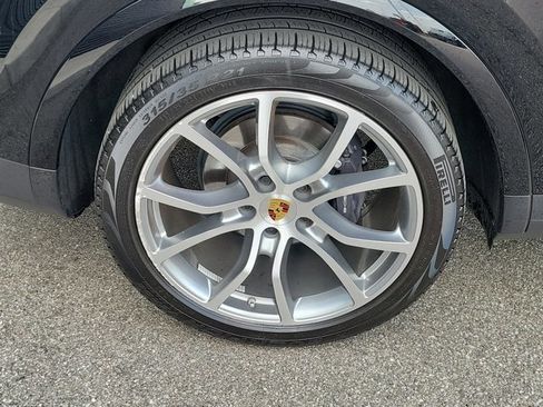 Certified 2023 Porsche Cayenne Platinum Edition image 12
