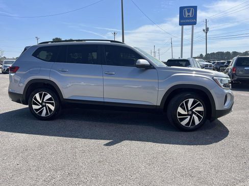 Used 2024 Volkswagen Atlas SE image 3