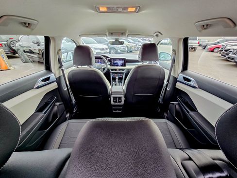 Used 2025 Volkswagen Taos SE image 40