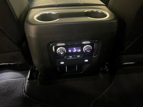 Used 2023 GMC Yukon SLT image 30