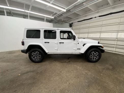 Used 2025 Jeep Wrangler Unlimited Sahara AWD/4WD image 7