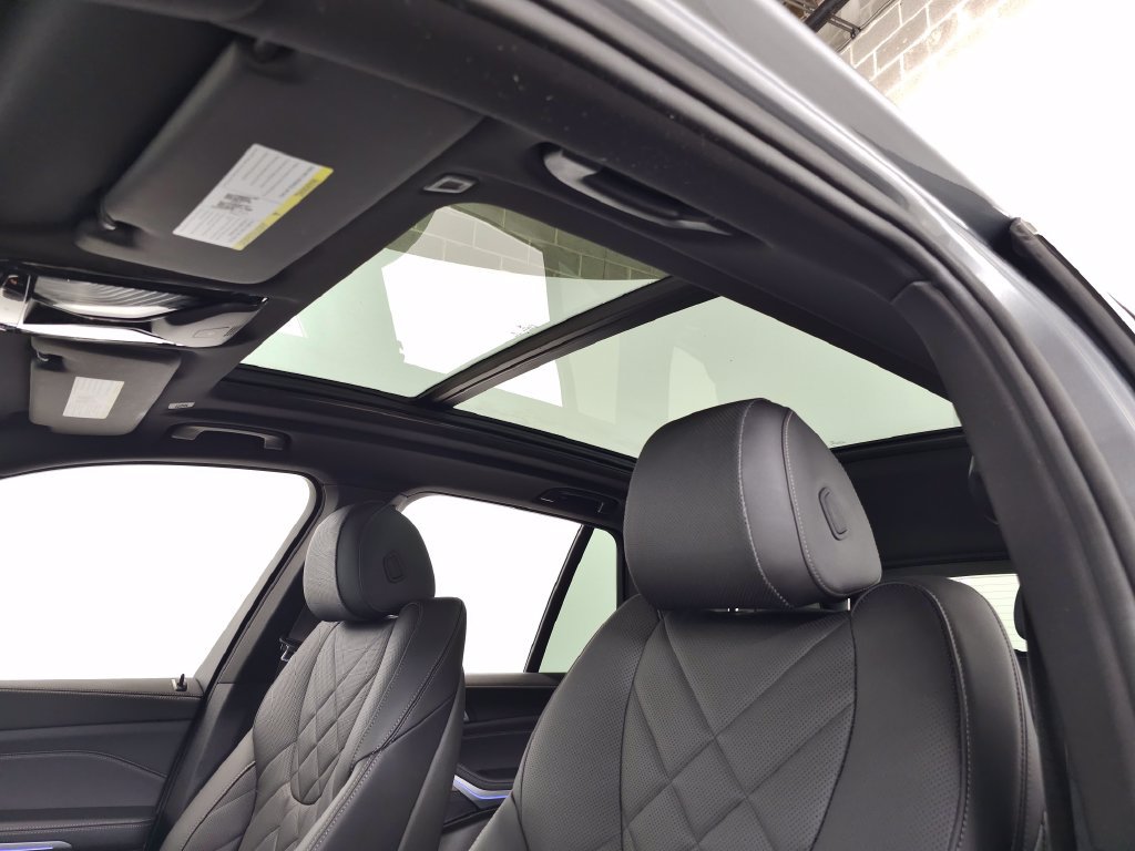 Used 2025 BMW X5 xDrive50e w/ Parking Assistance Package AWD/4WD image 18