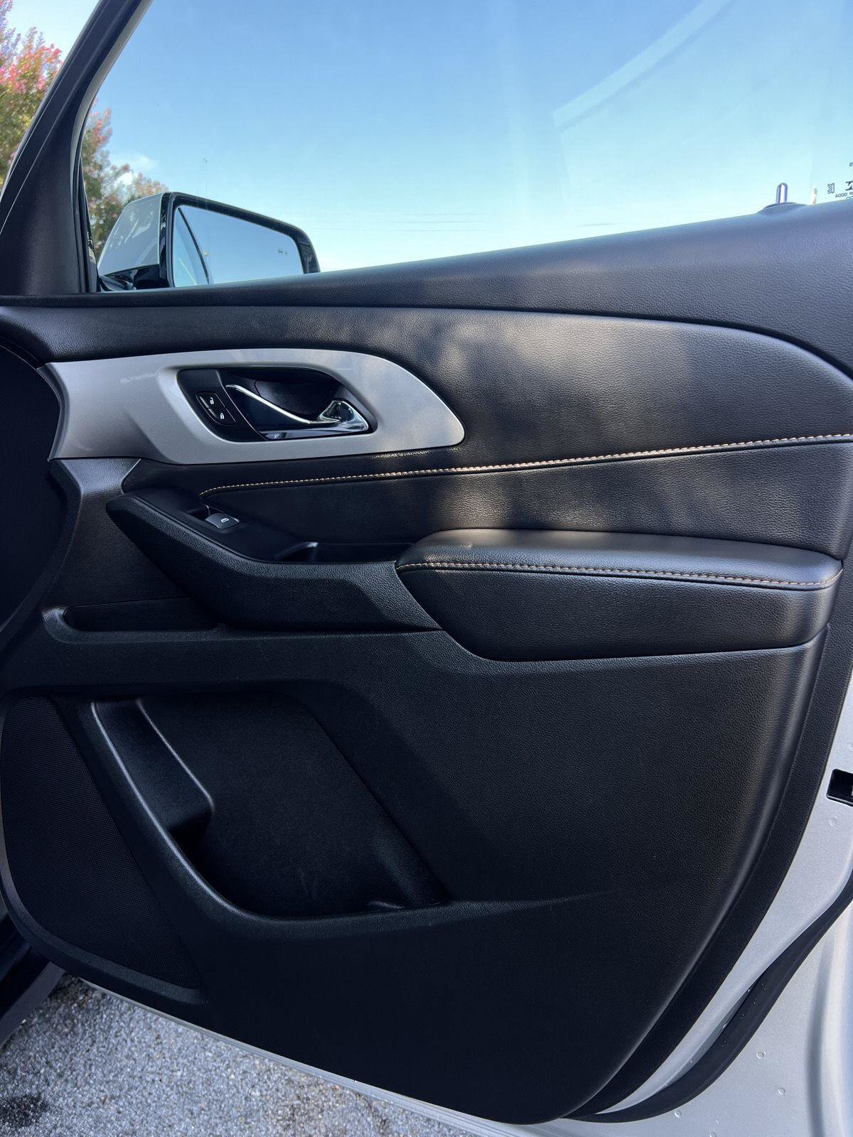 Used 2020 Chevrolet Traverse LT FWD image 27
