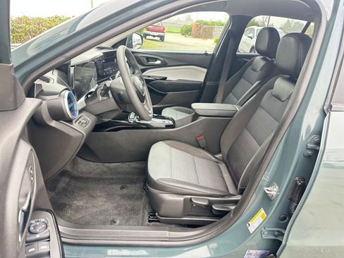 Used 2025 Chevrolet Trax LT image 27