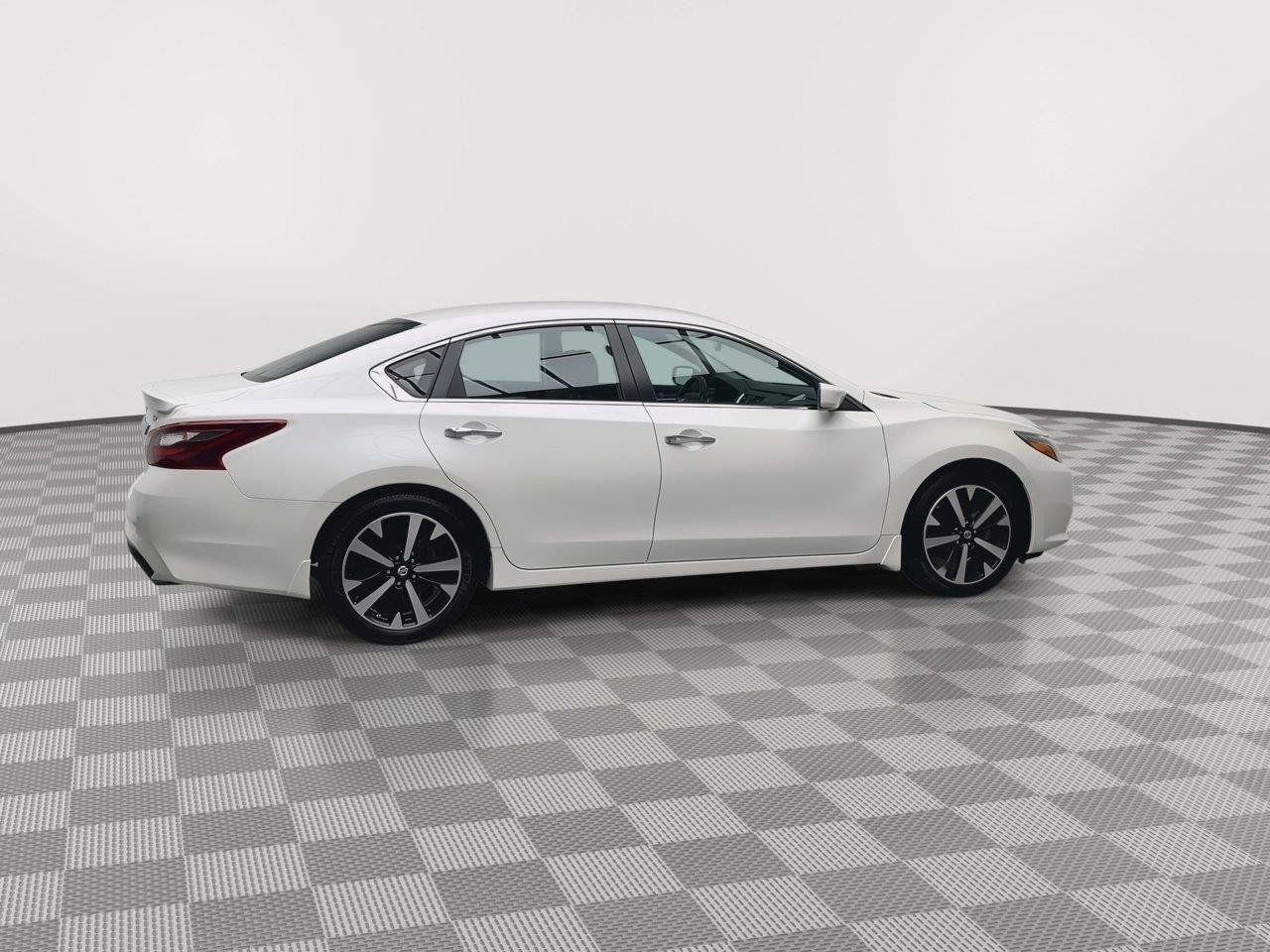 Used 2018 Nissan Altima 2.5 SR FWD image 32