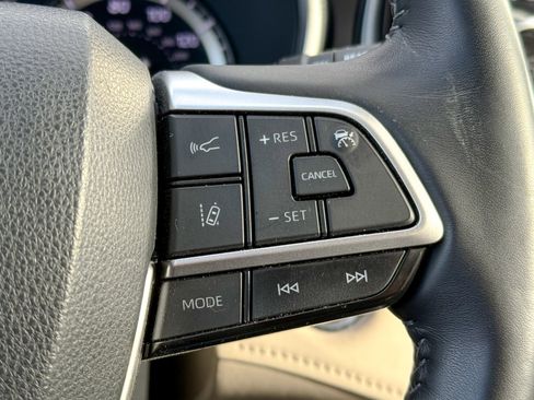 Used 2022 Toyota Highlander XLE image 22