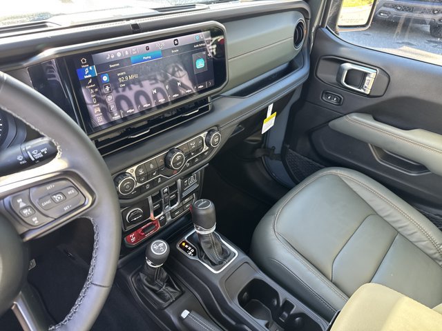 Certified 2025 Jeep Gladiator Mojave AWD/4WD image 32