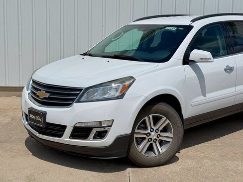 Used 2017 Chevrolet Traverse LT FWD image 2