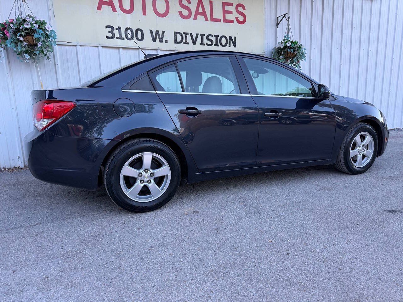 Used 2015 Chevrolet Cruze LT w/ Technology Package FWD image 3