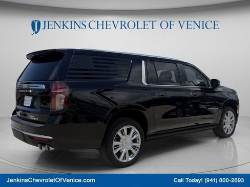 Used 2023 Chevrolet Suburban High Country w/ Premium Package 2 AWD/4WD image 5