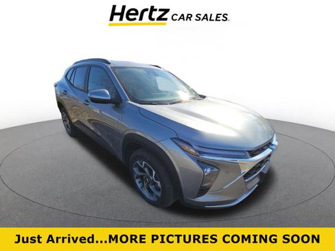 Used 2025 Chevrolet Trax LT image 1