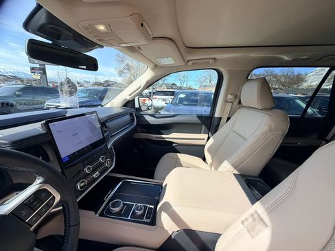 Used 2023 Ford Expedition XLT image 12