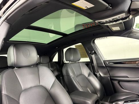 Used 2023 Porsche Macan Turbo image 2