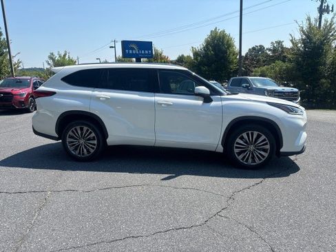 Used 2021 Toyota Highlander Platinum FWD image 9