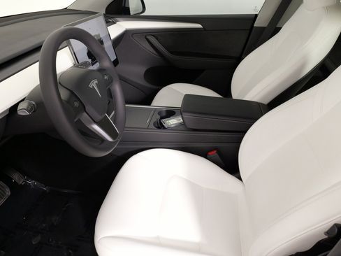 Used 2024 Tesla Model Y Long Range image 26