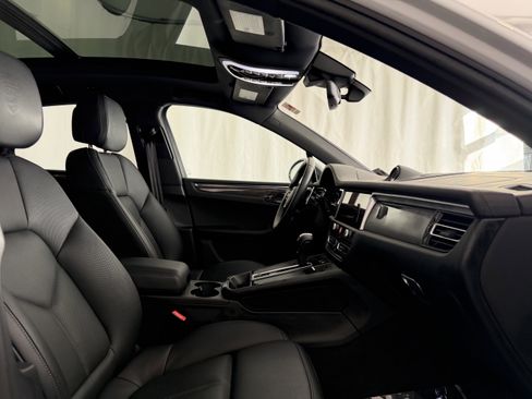 Certified 2025 Porsche Macan image 16