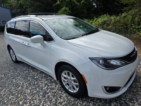Used 2020 Chrysler Pacifica Touring-L FWD image 3