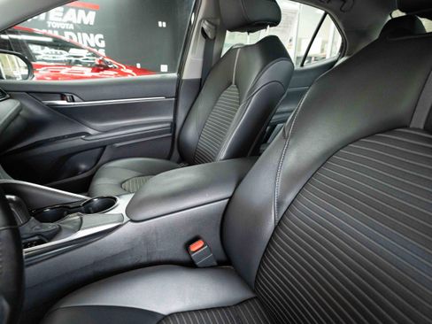 Used 2020 Toyota Camry SE w/ Carpet Mat Package image 10